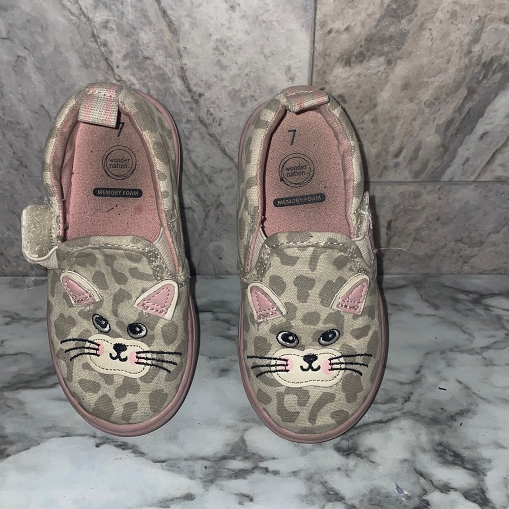 Toddlers used size 7 wonder nation kitty shoes
